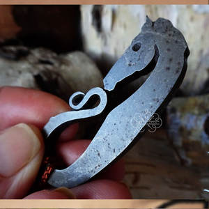 Encendedor de Fuego de Acero y Pedernal de Carbono de Alta Calidad, Forjado a Mano para Camping, Producto Duradero - Product Image 3