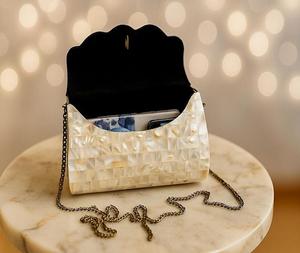 Eleve su estilo con el bolso de mano de concha natural hecho a mano de nácar, un accesorio de lujo diseñado para novias - Product Image 2