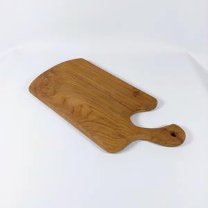 Tabla de Cortar de Madera de Teca Maciza Hecha a Mano de Primera Calidad con Acabado Liso, Bordes Redondeados y Asa Decorativa para Colgar en la Cocina - Product Image 4