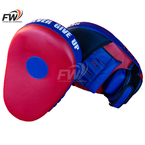 Protège-mains de boxe en cuir PU durable rouge et bleu, incurvés, pour entraînement ultime, avec fermeture auto-agrippante - Product Image 4