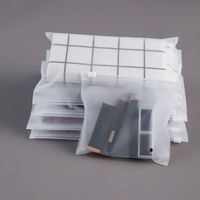 Sacs en plastique refermables personnalisés avec logo, en matériau CPE, jetables, pour chaussures et vêtements, couleur personnalisée givrée