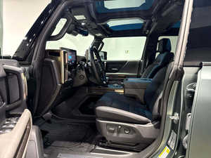 SUV Eléctrico USADO 2024 3X AWD con Volante a la Izquierda, Interior de Cuero, Control de Crucero Adaptativo, Neumáticos R20, Exterior Oscuro - Product Image 6