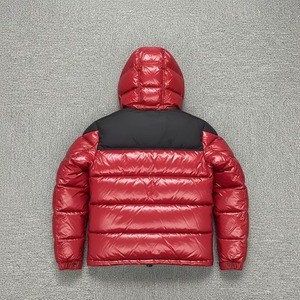 Chaqueta de Invierno para Hombre, Acolchada, con Bloques de Color Rojo y Negro, Cuello Alto, Logotipo Frontal, Diseño de Dos Tonos - Product Image 2