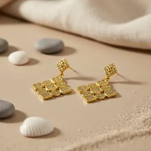 Boucles d'oreilles plaquées or serties de diamants pour femmes, bijoux de soirée - Product Image 1