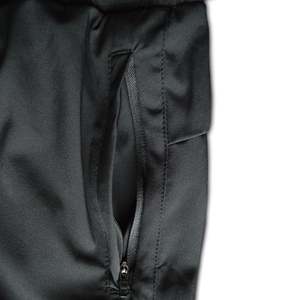 Shorts pour hommes en polyester noir uni à taille élastique avec logo frontal, fermeture à cordon, séchage rapide, 100% polyester, vêtements décontractés - Product Image 4