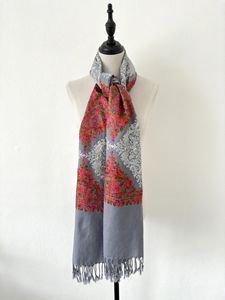 Tissu d'écharpe de broderie personnalisé avec service d'étiquetage blanc pour un approvisionnement en vrac haut de gamme à faible quantité minimale de commande et des solutions de marque personnalisées - Product Image 4