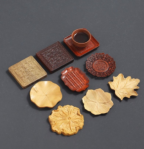 Une collection variée de dessous-de-verre en forme de feuille et carrés ornés sculptés à la main. Disponible à prix de gros. - Product Image 1