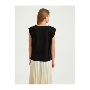 T-shirt décontracté en coton pour femme, coupe ample, détails épaulettes, fabriqué en Turquie - Product Image 3
