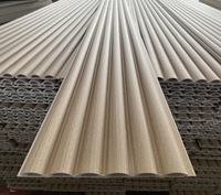 Panneau mural rainuré WPC MORLENX beige imitation bois, design à nervures arrondies, revêtement intérieur en gros pour réceptions de spa et chambres d'hôtel