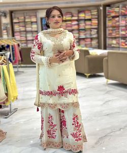 Kurti élégant avec broderie ethnique pour les femmes dans un design confortable prêt à porter ensemble Top Bottom Dupatta - Product Image 1