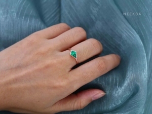 East West Bezel Set Kite Cut Lab Grown Emerald Ring en argent sterling 925 Kite Shape Bague de fiançailles Kite Shape Gemstone Ring - Product Image 6