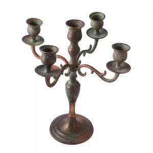 Bougeoir à 3 bras en métal doré de conception de luxe fait de matériaux de haute qualité avec les tailles de 13.5 pouces - Product Image 2