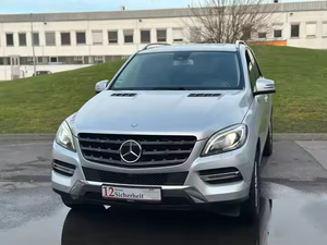 ML-350 Mercedes-Benz d'occasion de haute qualité 3.0 Déplacement 5 sièges Matériau en cuir Direction arrière droite pour tous les modèles/années - Product Image 5