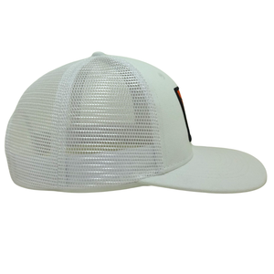 Sombrero de camionero 6 paneles Contraste personalizado Logotipo bordado Parches tejidos Malla blanca Gorra estructurada Hebilla de un solo pecho de plástico OEM - Product Image 4