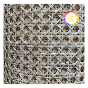 Rollo de mimbre de ratán natural con superficie pulida, diseñado para diseñadores de interiores que buscan una decoración minimalista y cálida. - Product Image 1