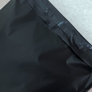 Bolsa de <span class=keywords><strong>Correo</strong></span> Negra Mate Personalizada con Logotipo Impreso, Bolsas de Envío Compostables de Polietileno para Ropa, Zapatos, Empaquetado de Marca para Pequeñas Empresas - Product Image 3