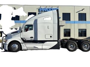 Camion à benne basculante de chantier lourd 8x4 d'occasion 2024 |   Boîte de vitesses automatique FAST, moteur diesel Euro 6, caméra arrière, extérieur blanc - Product Image 4