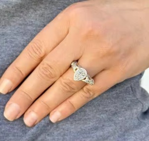 Bague de fiançailles en or jaune 14 carats avec diamant de laboratoire simulé taillé en forme de poire de style antique romantique Halo - Product Image 5