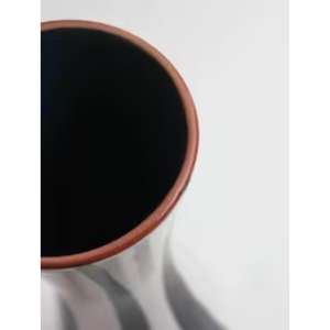 Jarrón de Metal de Diseño Escultural para una Decoración del Hogar Única y Centros de Mesa Florales Impresionantes con un Estilo Artístico Moderno - Product Image 6