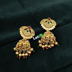 Boucles d'oreilles plaquées or de créateur avec perles et Kundan Jhumka parfaites pour les mariages, les fêtes et les fêtes - Product Image 1