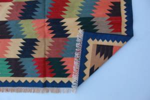 Alfombra Dhurrie de algodón tejida a mano multicolor 4x6 pies patrón geométrico Zig Zag, alfombra de tejido plano lavable, hecho artesano indio - Product Image 3