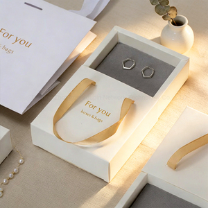 <span class=keywords><strong>Caja</strong></span> de <span class=keywords><strong>Regalo</strong></span> de Cartón Plegable <span class=keywords><strong>para</strong></span> Joyería <span class=keywords><strong>con</strong></span> Asa de Cinta y Logotipo Personalizado Estampado en Dorado <span class=keywords><strong>para</strong></span> <span class=keywords><strong>Caja</strong></span> de Papel - Product Image 4