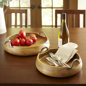 Bandeja redonda de madera para servir con asas de metal del fabricante y exportador indio para vendedor en línea a precio de fábrica - Product Image 1