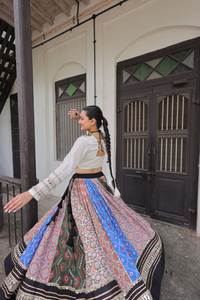 Las vibraciones de Navratri son tradicionales y espirituales, y se centran en los aspectos festivos divertidos del festival. - Product Image 3