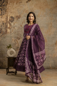 Robe Anarkali en rayonne de qualité supérieure fabriquée en Inde avec dupatta, imprimé de table, broderie de séquence, tenue de fête, ensemble kurta - Product Image 2
