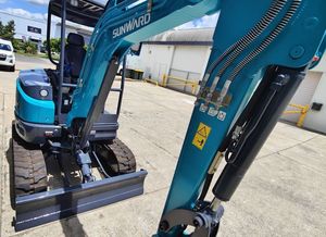 Mini-excavatrice sur chenilles SWE25UF d'occasion, bleue, facile d'entretien, équipement de construction - Product Image 3