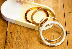 Bracelets en résine traditionnels écologiques de qualité supérieure pour femmes, finition brillante, bracelets faits à la main, vente en gros de bijoux - Product Image 5