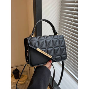 Sac à main élégant avec des accents de quincaillerie dorée fantaisie pour femmes - Product Image 4