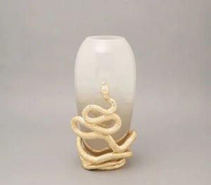 Elegante florero de alta calidad con acento de serpiente de metal dorado Impresionante centro de mesa que agrega lujo y estilo a cualquier espacio vital - Product Image 5