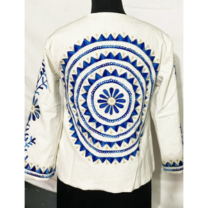 Chaqueta Suzani blanca bordada a mano: una impresionante pieza de arte hecho a mano con hermosos motivos florales y mandalas azules - Product Image 2
