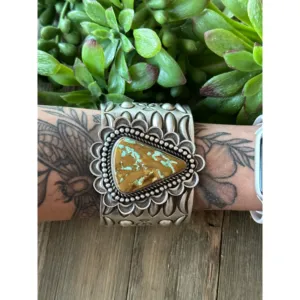Bracelet manchette en argent sterling avec turquoise naturelle de Royston Alex Sanchez - Product Image 2