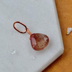 Pendentif en pierre précieuse facettée en forme de larme en quartz fraise, pierre naturelle rose, plaqué or rose, bijou artisanal - Product Image 6