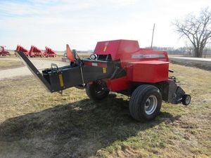 Mini Tractor MASSEY FERGUSON 1840 SQuare baler - Product Image 4