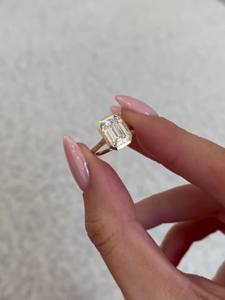 Anillo de compromiso de moissanita con corte esmeralda de 10x7mm | Bisel solitario estilo minimalista | Oro o plata nupcial boda joyería fina OEM - Product Image 4