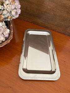 Plateau de service en métal à motif gaufré unique pour présenter des apéritifs ou des desserts élégants lors de rassemblements sociaux ou de fêtes de famille - Product Image 2