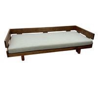 Canapé moderne carré deux places avec accoudoirs géométriques en bois, coussins en velours rembourrés, idéal pour les espaces de détente et de bureau élégants