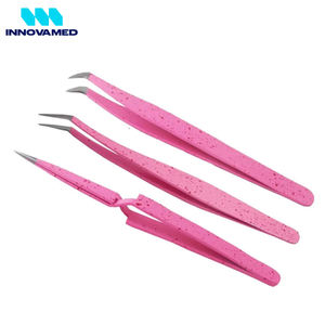 Juego de pinzas para extensión de pestañas de acero inoxidable con punta de fibra, color rosa, de INNOVAMED, al por mayor, a precio de mayorista. - Product Image 3