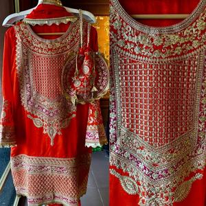 ชุดเสื้อผ้าสตรีแบบพรีเมียม ผ้าจอร์เจตต์ ประกอบด้วยเสื้อและกางเกงขายาวปักลายด้วยด้ายอย่างดี พร้อมผ้าคลุมไหล่ผ้าจอร์เจตต์ เหมาะสำหรับใส่ในโอกาสสบายๆ - Product Image 6