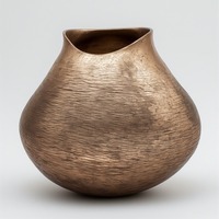 Vase en fer artisanal avec finition mate et courbes artistiques conçu pour les maisons haut de gamme et les concepts de décoration intérieure élégants