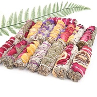 Gros paquet de sauge blanche avec des bâtons de tache de pétale de fleur bâton d'encens de sauge avec des feuilles rose