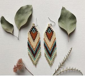 Pendientes largos hechos a mano con cuentas de semillas de vidrio para fiestas - Product Image 6