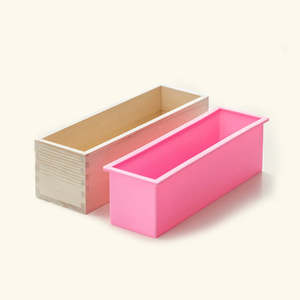 Moule à savon rectangulaire en silicone et bois fait main avec coupe-savon solide pour une fabrication de savon pratique - Product Image 2