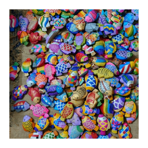 L'ornement de poisson artisanal en bois ajoute une chaleur naturelle à n'importe quel espace - Product Image 1