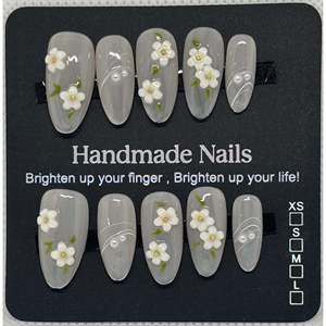 Nuova Collana con Ciondolo Margherita in Resina - Piccola - Product Image 1