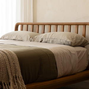 โครงเตียงไม้เนื้อแข็งที่ทันสมัยพร้อมหัวเตียงแกนหมุนเฟอร์นิเจอร์ห้องนอนที่เรียบง่ายและทนทาน - Product Image 1