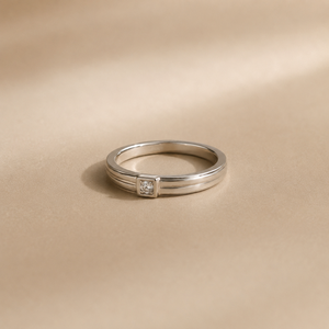 Bague solitaire minimaliste en acier inoxydable plaqué or 18 carats avec sertissage griffe - Product Image 2